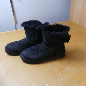 The UGG classic Heritage women's slip-on black boot in size 8